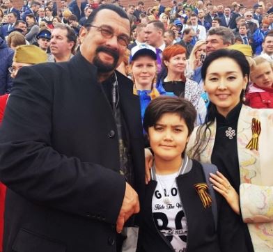 Erdenetuya Batsukh con su esposo Steven Seagal y su hijo Kunzang